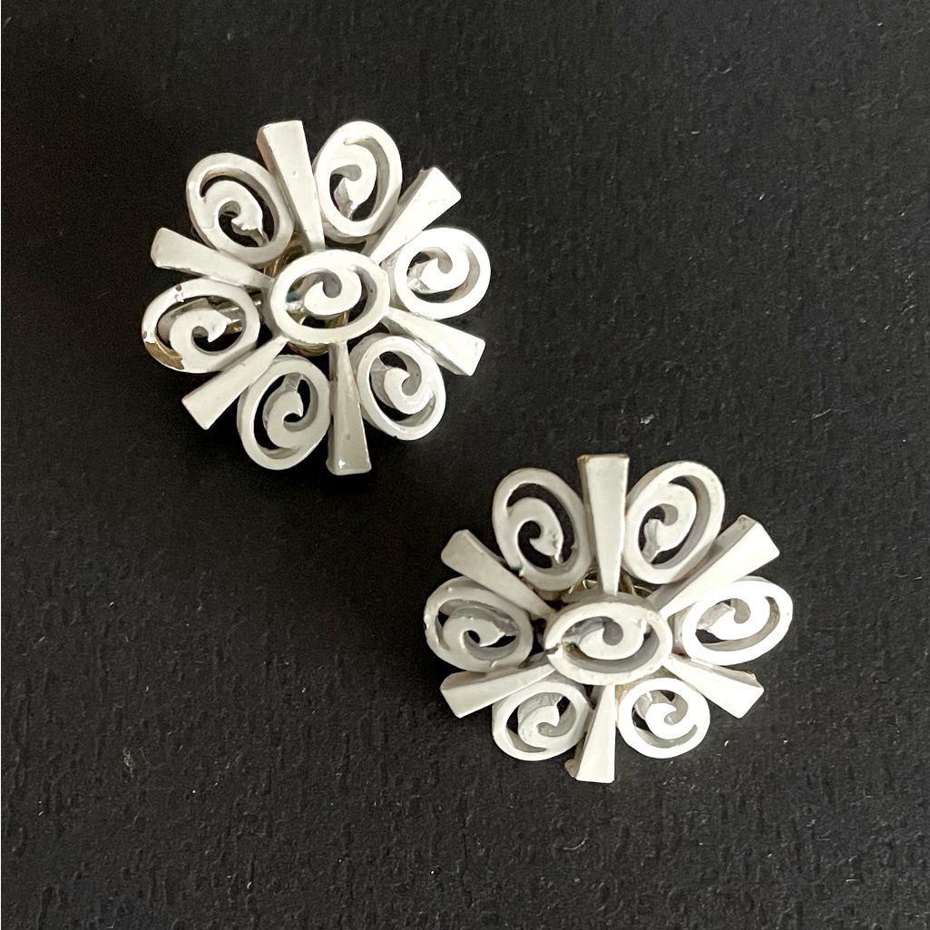 Vintage Signed Trifari Clip Earrings White Enamel 25$